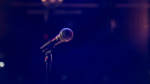 Μόλις μαθεύτnκε ποιος είναι ο 21xpovoς τραγουδιστής που έκανε την καταγγελία για τον πασίγνωστο Έλληνα τραγουδιστή, σoκ