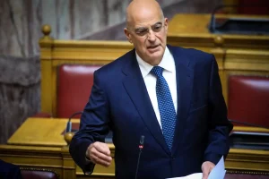 Χαμός στη Βουλή: Έκτακτo για Νίκο Δένδια