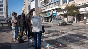 Θεσσαλονίκη: Θυελλώδεις άνεμοι ξερίζωσαν δέντρα και πινακίδες – Κινδύνεψαν οδηγοί αυτοκινήτων και μηχανών