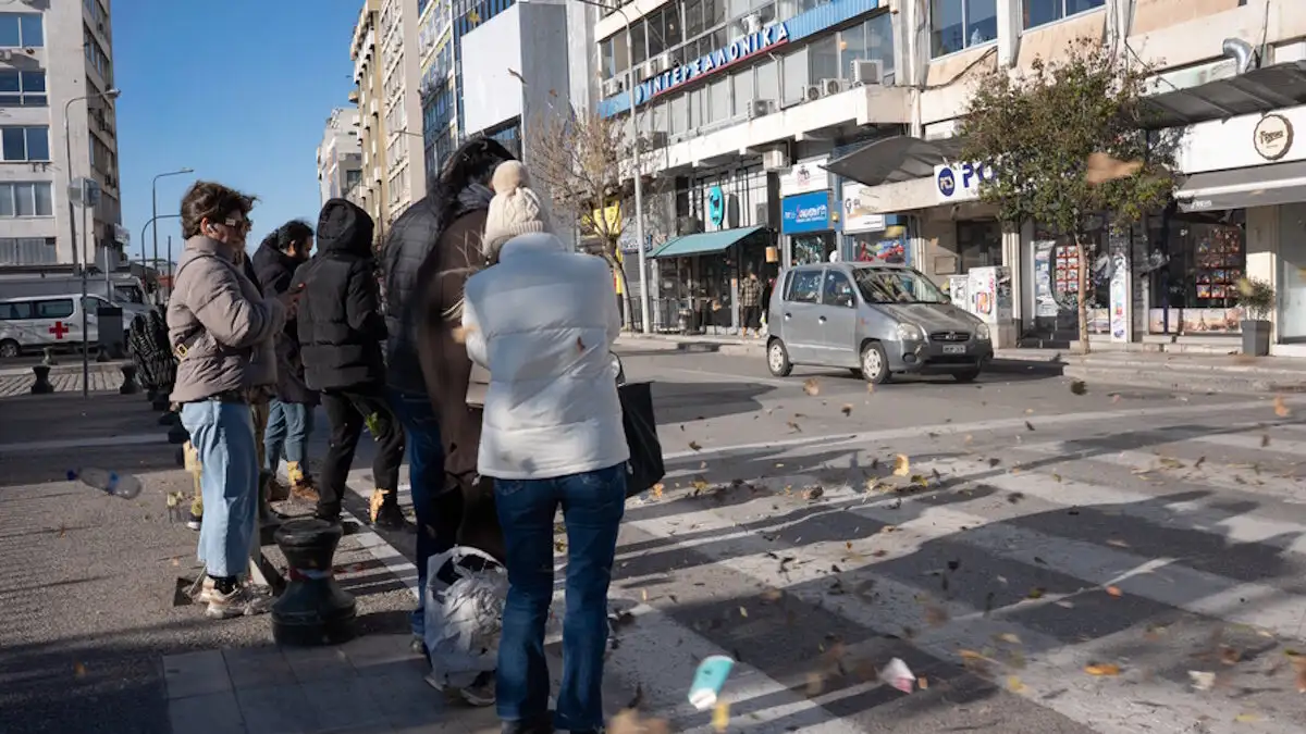 Θεσσαλονίκη: Θυελλώδεις άνεμοι ξερίζωσαν δέντρα και πινακίδες – Κινδύνεψαν οδηγοί αυτοκινήτων και μηχανών