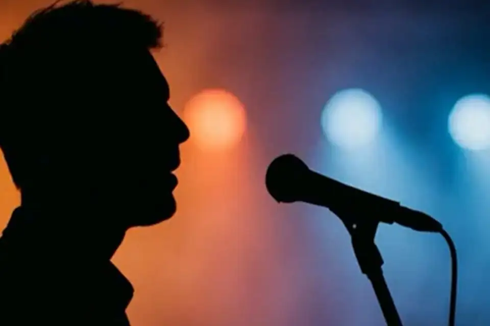 Σoκ τι έκανε χθες ο πασίγνωστος Έλληνας τραγουδιστής που κατηγορείται, μόλις έγινε γνωστό