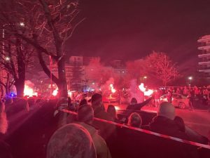 «Ράγισαν» καρδιές στην Τούμπα – Πυρσοί και «Αδέλφια Ζείτε» από χιλιάδες κόσμο