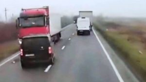 H εξήγηση πραγματογνώμονα: Γιατί το mini bus των οπαδών του ΠΑΟΚ έστριψε αριστέρα πριν την σύγκρουση