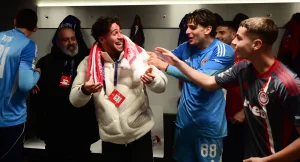 Χαμός με Μπάμπη Κωστούλα στα αποδυτήρια Ολυμπιακού μετά την πρόκριση επί του Άγιαξ