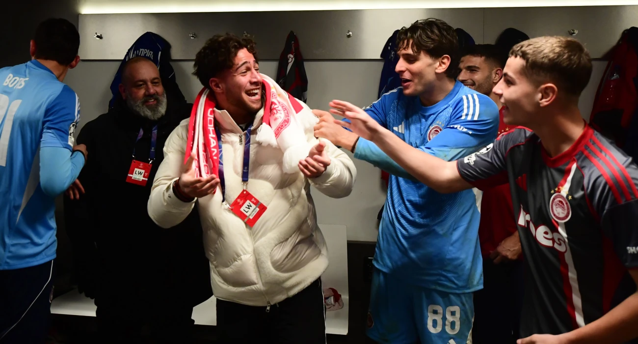 Χαμός με Μπάμπη Κωστούλα στα αποδυτήρια Ολυμπιακού μετά την πρόκριση επί του Άγιαξ