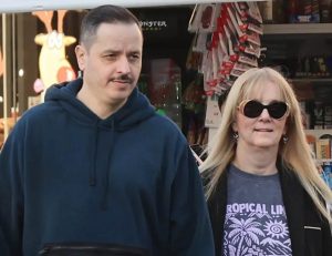 Αλέξανδρος Τσουβέλας: Σπάνια έξοδος με τη διάσημη σύντροφό του στη Γλυφάδα