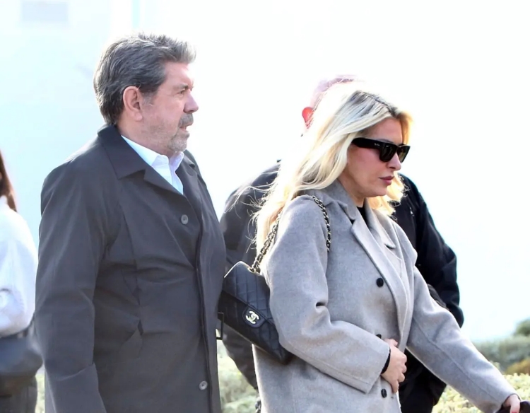 Κηδεία Γιώργου Παπαδάκη: Συντετριμμένη η Ελένη Μενεγάκη, έφτασε μαζί με τον Γιάννη Λάτσιο στη Ριτσώνα