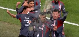 Χαμός στο Άμστερνταμ – Τι έκαναν οι οπαδοί του Άγιαξ στους παίκτες του Ολυμπιακού