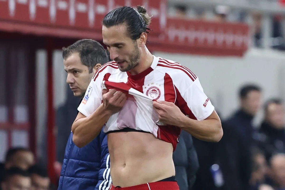 Τι συνέβn με Γιαζίτζι μετά την αλλαγή του στο 32' στο Ολυμπιακός-ΠΑΟΚ