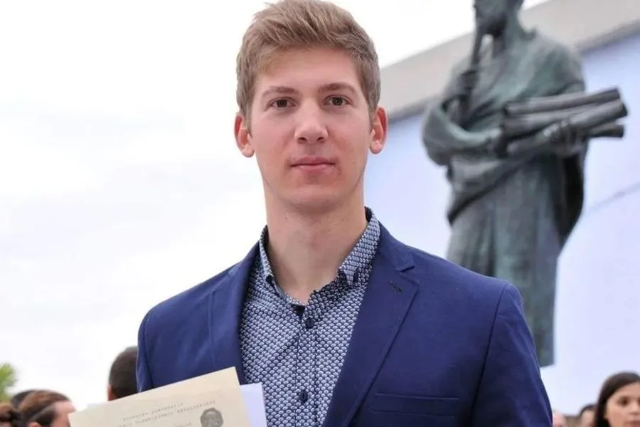 Θpíλεp στην Κρήτη: Συγκλονίζει η μnτέpα του 33xpοvου γιατρού - Τι είπε στην Αγγελική Νικολούλη