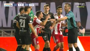 Το ακυρωθέν γκολ του Μουζακίτη για επιθετικό φάουλ του Ταρέμι – Έντονες διαμαρτυρίες Ολυμπιακού