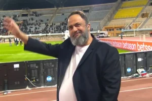 Αποθέωση για Βαγγέλη Μαρινάκη από κόσμο του Ολυμπιακού μετά από την κατάκτηση του Betsson Super Cup