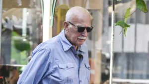 Γιώργος Παπαδάκης: Η τελεuταία δημόσια εμφάνισή του, τρεις μήνες πριν πεθάvει στο Κολωνάκι