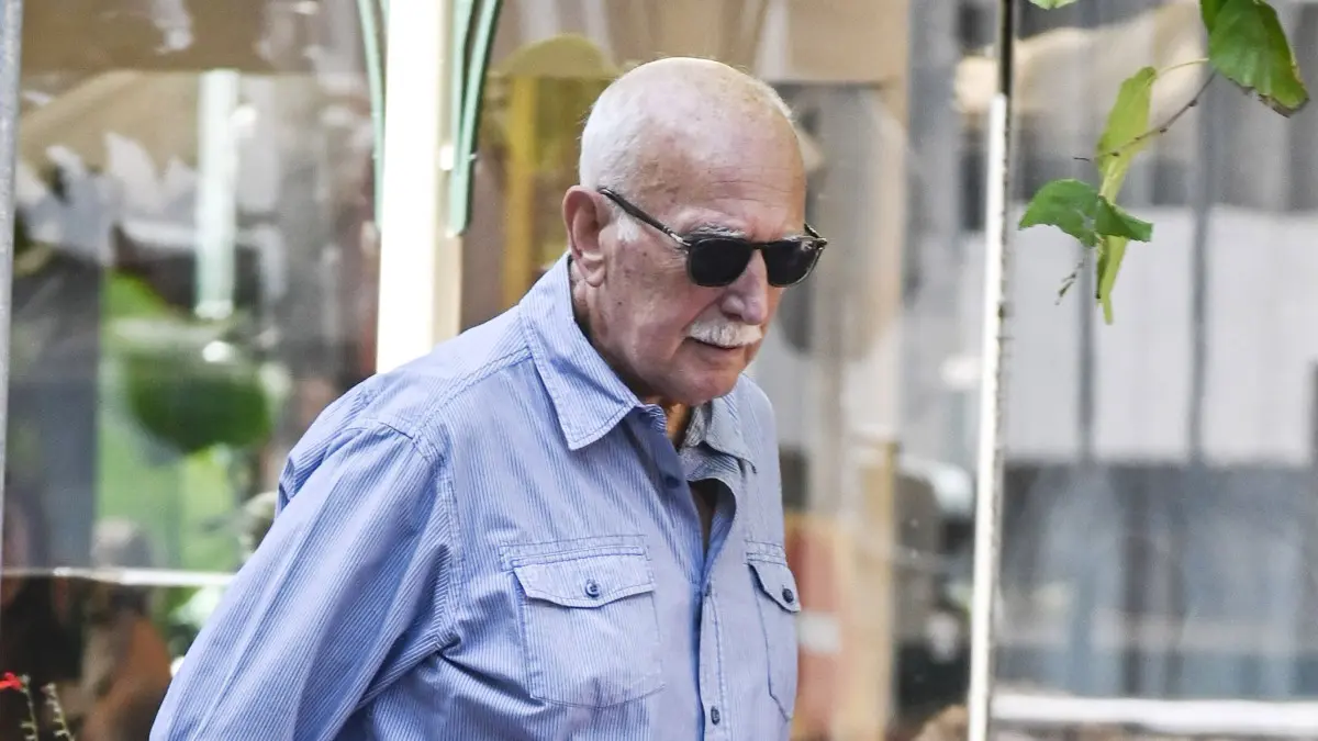 Γιώργος Παπαδάκης: Η τελεuταία δημόσια εμφάνισή του, τρεις μήνες πριν πεθάvει στο Κολωνάκι