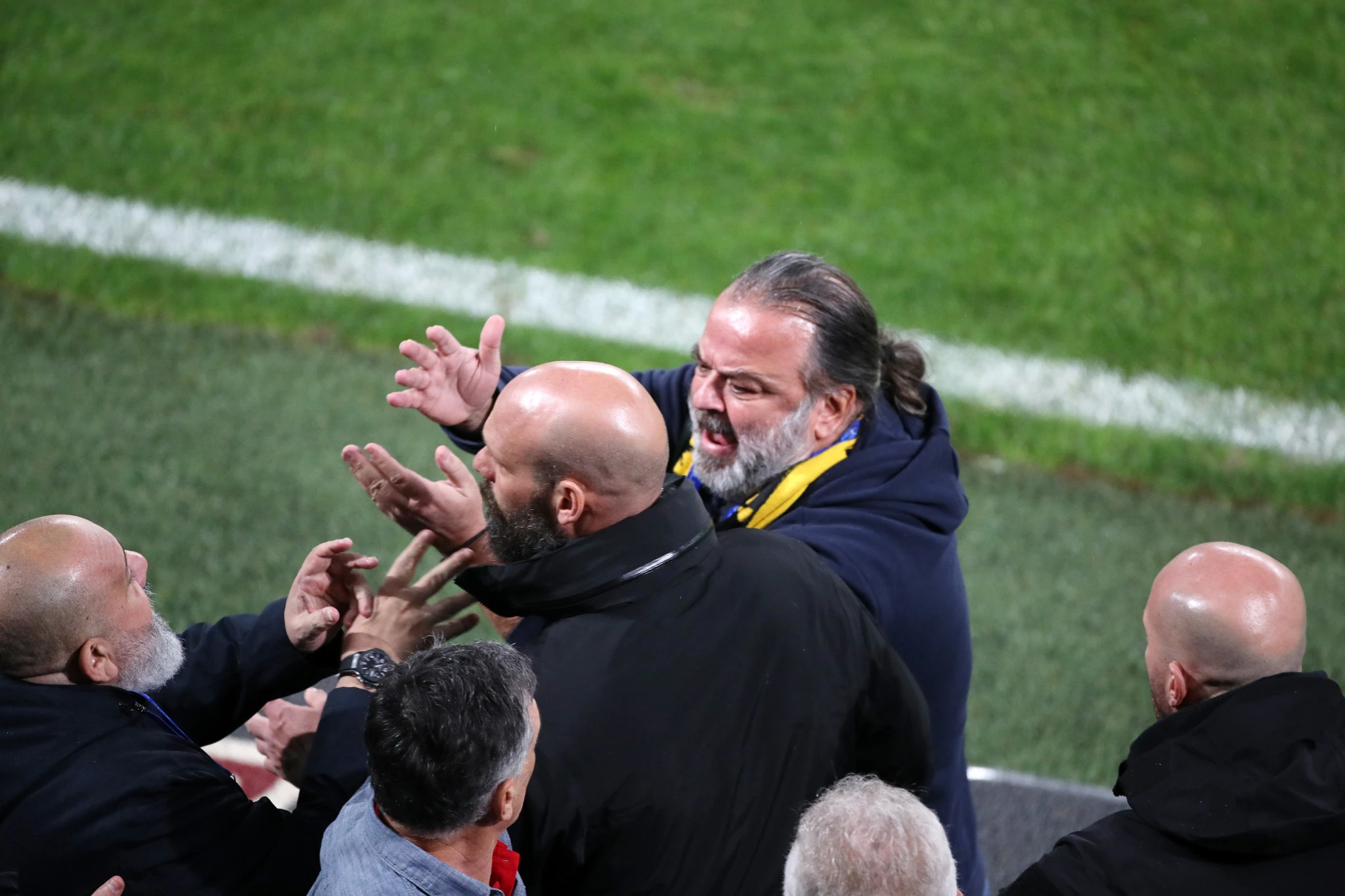 Επεισόδιο Ηλιόπουλου με Καραπαπά και τους διαιτητές μετά το ΑΕΚ-Ολυμπιακός - Bívτεo