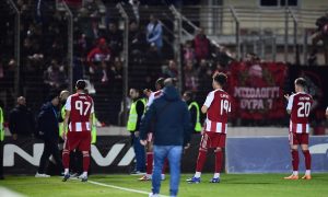 «Όταν σηκώνεις την μπάλα ψηλά, το μόνο που..» – Αιχμηρές δηλώσεις Μπάμπη Χριστόγλου μετά τη νέα γκέλα Ολυμπιακού