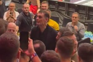 Χαμός με Μπαρτζώκα μετά το Ντουμπάι-Ολυμπιακός, οπαδός τον έβρισε στα ελληνικά και ανέβηκε στην κερκίδα