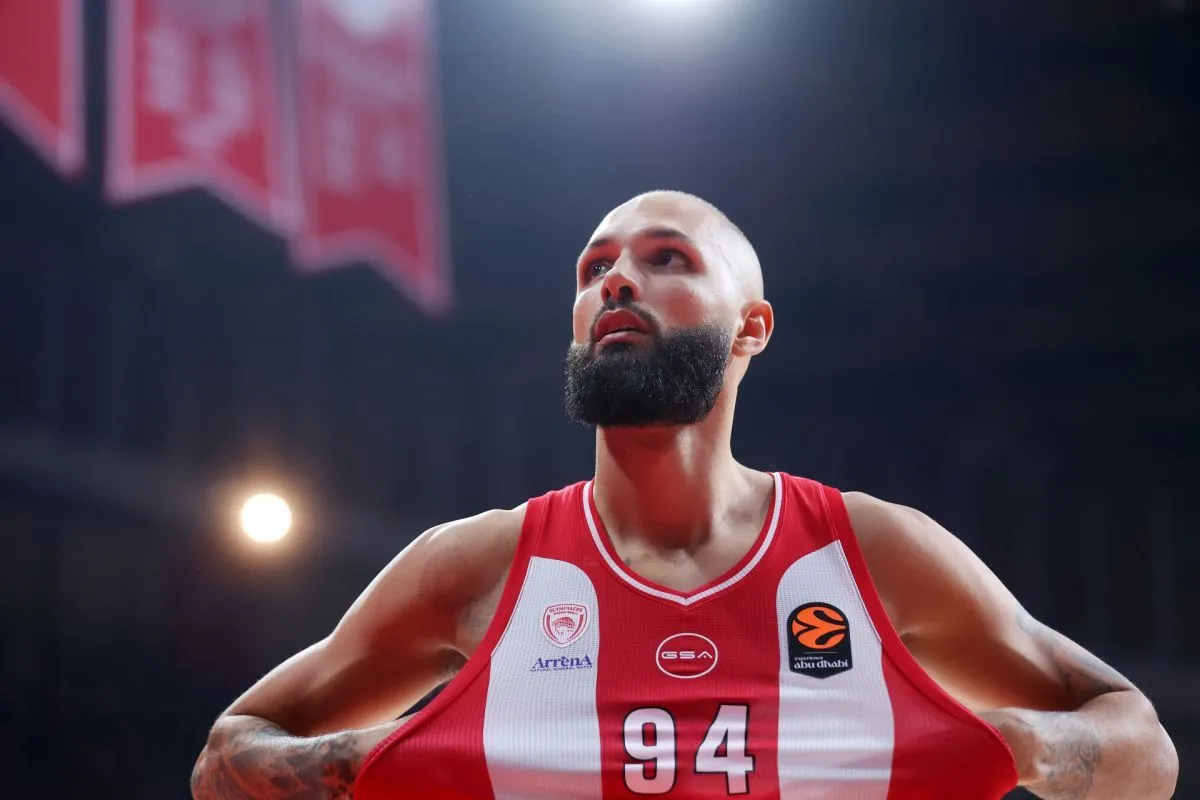 Ανάρτηση με νόημα από Φουρνιέ μετά την ήττα Ολυμπιακού στο Ντουμπάι