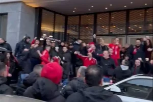 Χαμός έξω από το ξενοδοχείο Ολυμπιακού πριν τον τελικό με Παναθηναϊκό