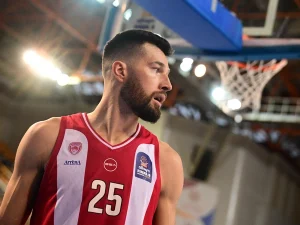 Η αντίδραση της συζύγου του Πίτερς λίγη ώρα πριν το Ολυμπιακός-Παναθηναϊκός