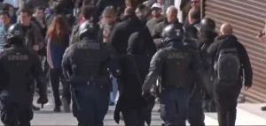 ΕΚΤΑΚΤΟ – ΕΠΕΙΣΟΔΙΑ ΤΩΡΑ στο Σύνταγμα – LIVE ΕΙΚΟΝΑ