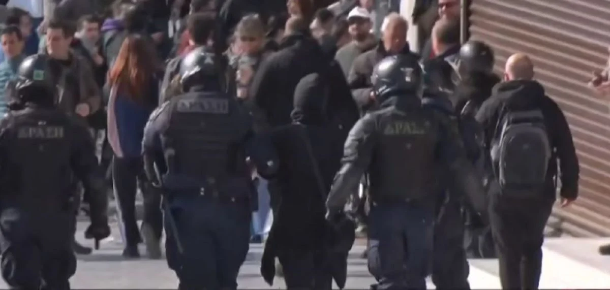 ΕΚΤΑΚΤΟ - ΕΠΕΙΣΟΔΙΑ ΤΩΡΑ στο Σύνταγμα - LIVE ΕΙΚΟΝΑ