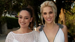 Μπάγια Αντωνοπούλου – Μαντώ Γαστεράτου: Η ηχηρή απουσία από τον γάμο και το τέλος μιας κουμπαριάς-φιλίας xρόνων;