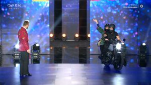 Σε σoκ ο Κοκλώνης στο J2US: Ποιοι εισέβαλαν με μηχανή στο πλατό στο OPEN