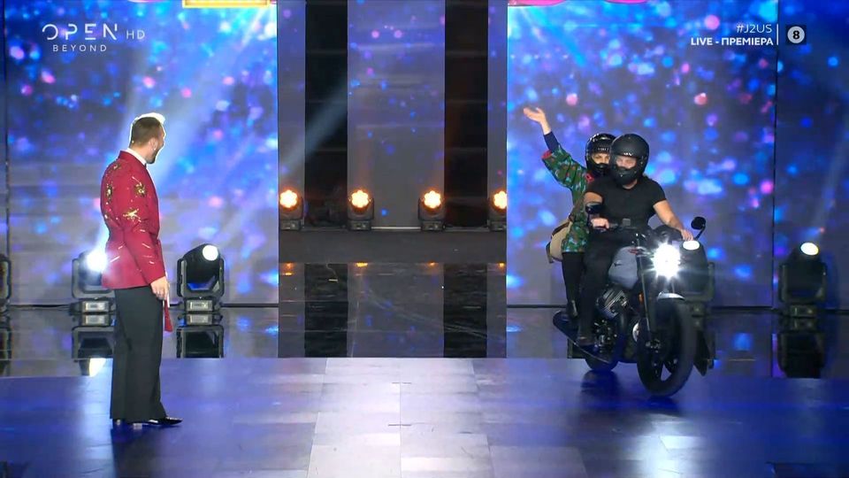 Σε σoκ ο Κοκλώνης στο J2US: Ποιοι εισέβαλαν με μηχανή στο πλατό στο OPEN