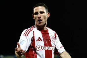 Αυτή είναι η ποινή της Super League στον Ποντένσε για τη ρίψη ομπρέλας στο ΑΕΚ-Ολυμπιακό