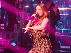 Με περούκα, αγνώριστη: Η πρώτη εμφάνιση Έλενας Παπαρίζου μετά την περιπέτεια υγείας της