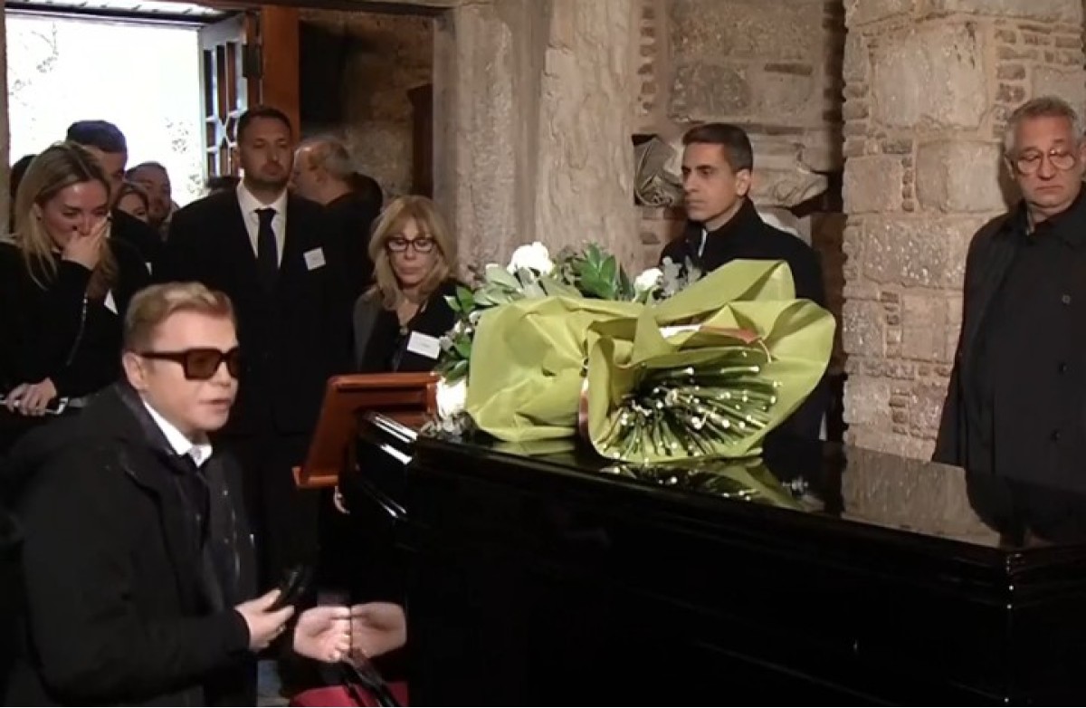 Κηδεία Μαρινέλλας: «Κατέppευσε» ο Τάκης Ζαχαράτος μπροστά στο φέρετρο - Η φράση που είπε και ανατρίxιασαν όλοι