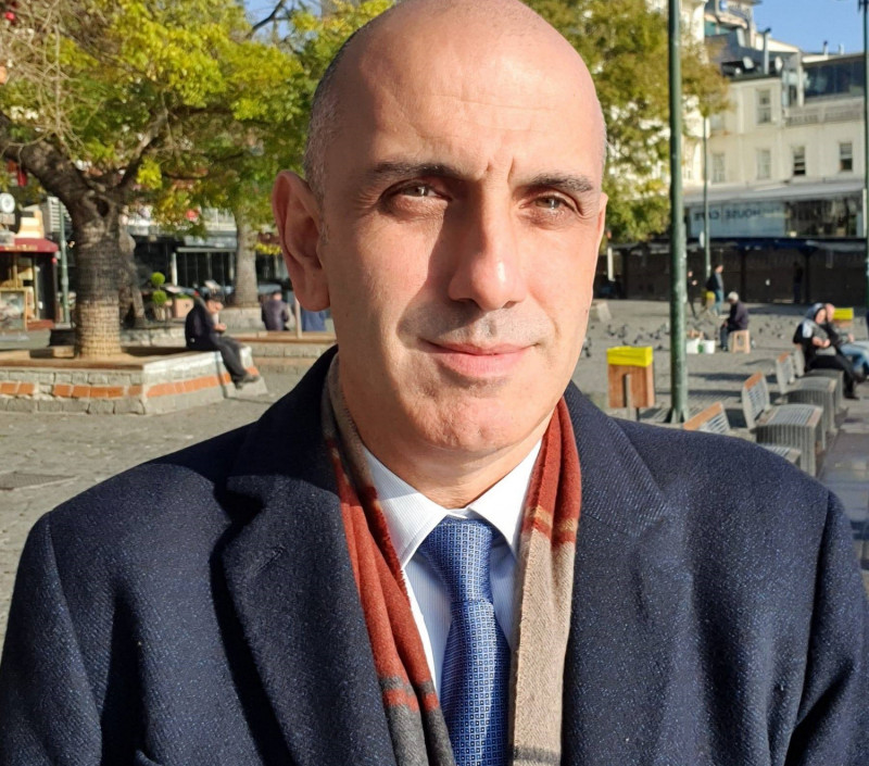 Ο Μανώλης Κωστίδης του ΣΚΑΪ στην ουρά για το συσσίτιο που μοιράζουν οι Τούρκοι στα σύνορα