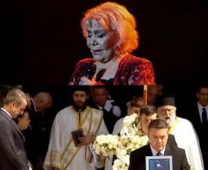 Κηδεία Μαρινέλλας: Η κίνηση του Κυριάκου Μητσοτάκη την ώρα που βγαίνει το φέρετρο που σχολίαζουν και υποκλίνονται όλοι