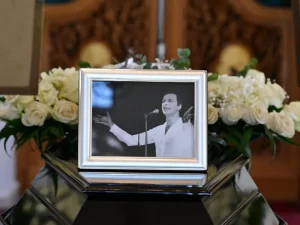 Κηδεία Γιώργου Μαρίνου: Το λάθος με το στεφάνι Κατιάνας Μπαλανίκα που σχολιάστηκε πολύ