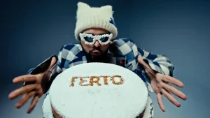 Ασανσέρ, κουμπιά και…: Ο Akylas αλλάζει τα πάντα και παίρνει πρωτιά στη Eurovision