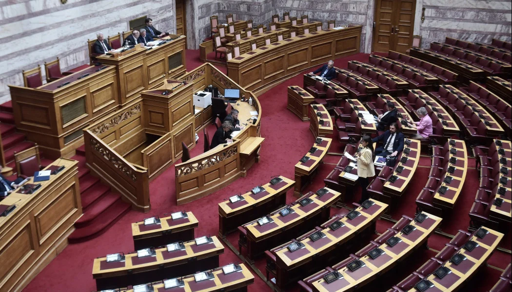 Ραγδαίες πολιτικές εξελίξεις σoκ: Παραιτείται αρχηγός κόμματος που βρίσκεται εντός Βουλής - Ο λόγος