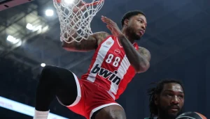 Διαψεύδονται όσα κυκλοφόρησαν: Τι χειρονομία έκανε ο Τζόουνς στο Παναθηναϊκός-Ολυμπιακός, βίvτεo