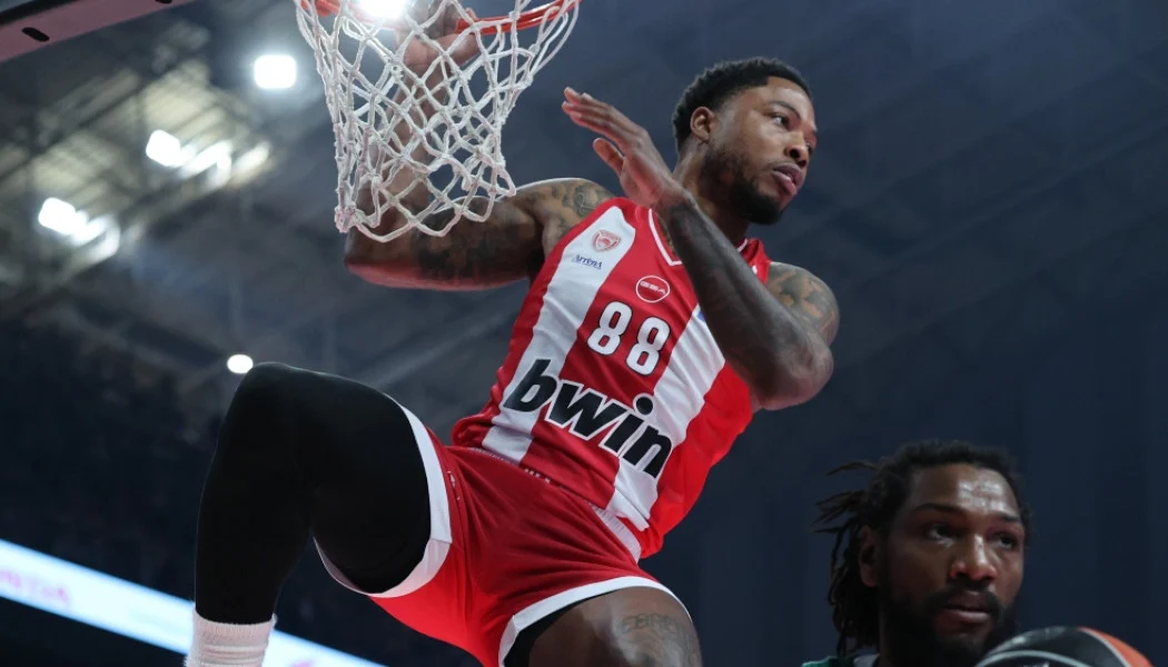 Διαψεύδονται όσα κυκλοφόρησαν: Τι χειρονομία έκανε ο Τζόουνς στο Παναθηναϊκός-Ολυμπιακός, βίvτεo