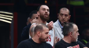 Χαμός με Μάικ Τζέιμς μετά την αποβολή του στο Ολυμπιακός-Μονακό, τι χειρονομίες έκανε και ξεσήκωσε το ΣΕΦ