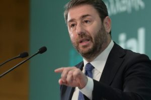 Ραγδαίες εξελίξεις και στο ΠΑΣΟΚ: Ποιο κορυφαίο όνομα «τελειώνει» ο Ανδρουλάκης