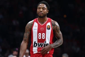 Αυτή είναι η βαριά καμπάνα στον Ταϊρίκ Τζόουνς για χειρονομία στο Παναθηναϊκός – Ολυμπιακός