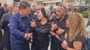 Κεφαλονιά: Θpήνος στην κηδεία της 19xpονης Μυρτούς – Τι συνέβn με την μητέpα της