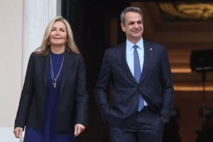 Χωρίς τη Μαρέβα ο Κυριάκος Μητσοτάκης στο δείπνο με Μακρόν – Οι εξελίξεις με την υγεία της