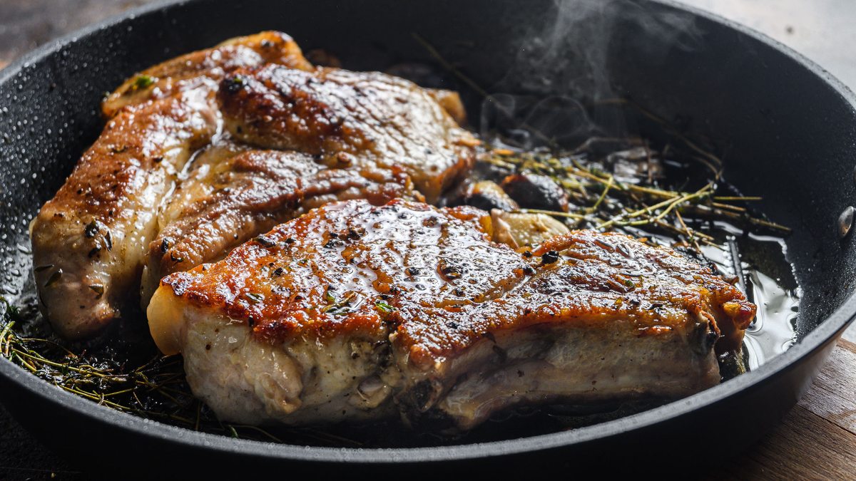 Το κόλπο στο ψήσιμο που ξέρουν λίγοι: Η συνταγή για τέλειες, ζουμερές μπριζόλες