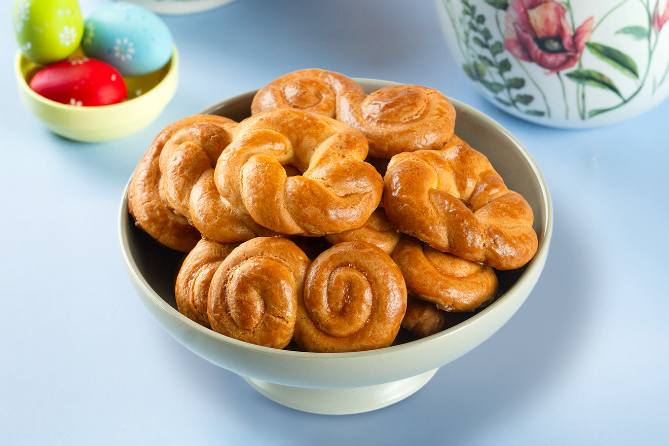 Τραγανά απ’ έξω, μαλακά μέσα: Η πιο εύκολη συνταγή για Πασχαλινά κουλουράκια για να μοσχοβολήσει κάθε σπίτι