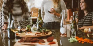 Τι δείχνουν τα Aστρα: Τα 3 Zώδια που θα έχουν εντάσεις στο πασχαλινό τραπέζι