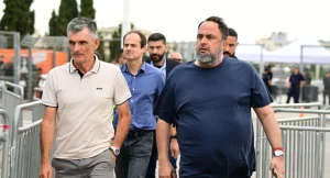 Τους έπιασε η κάμερα: Μαζί στο T-Center Μαρινάκης και Μεντιλίμπαρ για τον ημιτελικό του Ολυμπιακού