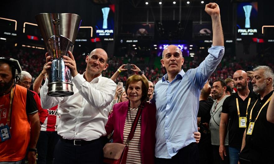 Πρόεδροι Αγγελόπουλοι: «Η μεγαλύτερη στιγμή στην ιστορία του Ολυμπιακού»