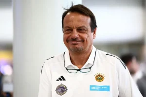 Όλοι το είδαν, λίγοι το πρόσεξαν: Τι φορούσε ο Αταμάν στο αεροδρόμιο και «έστειλε» μήνυμα στη Βαλένθια